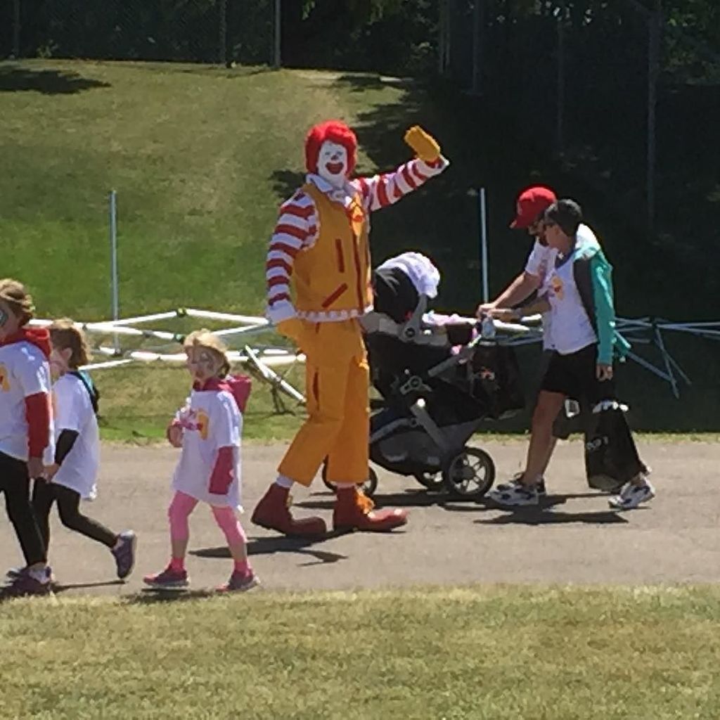 SmartBooth1's tweet image. Look who stopped by at the Footsteps for Families fundraiser #smartbooth #smartboothimages… ift.tt/1WKnLeN