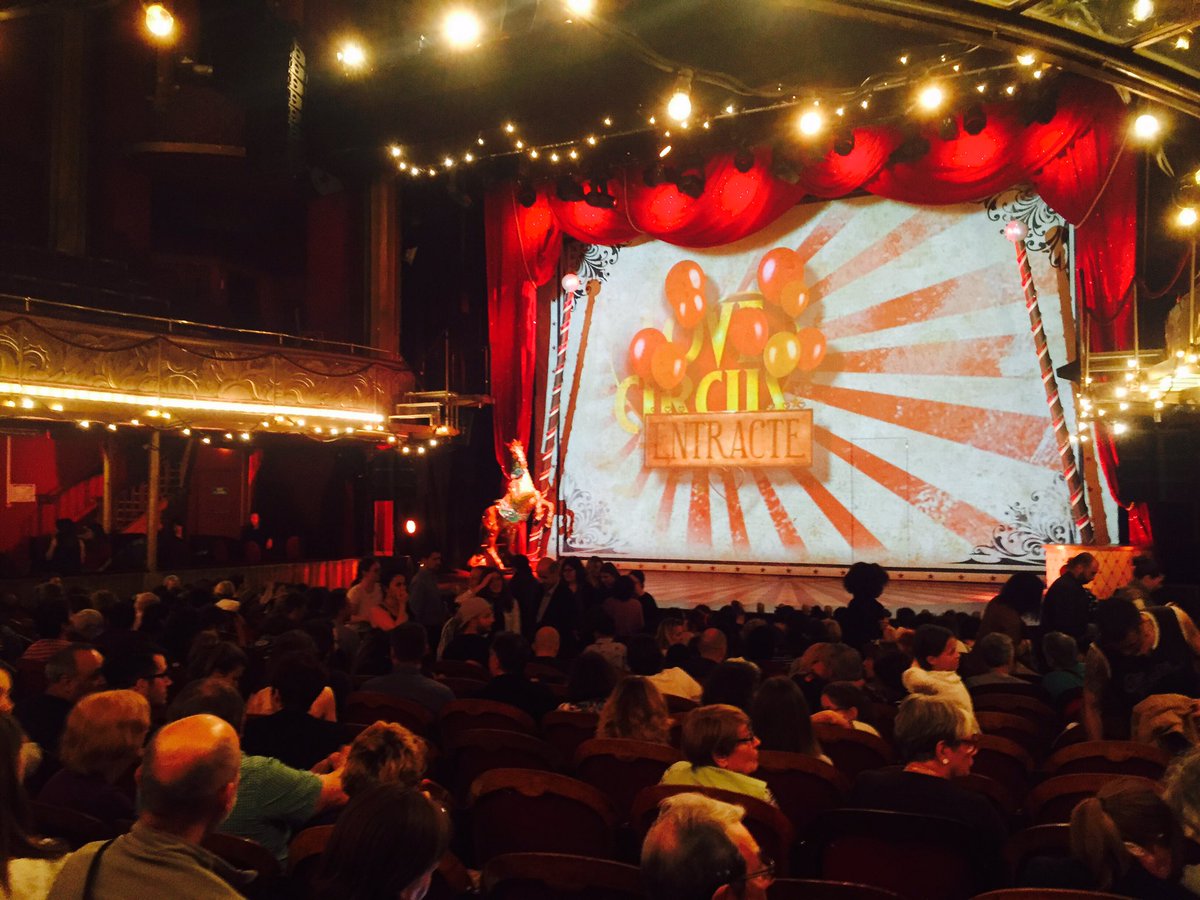 LoveCircusOff's tweet photo. C'est l'entracte ici aux #FoliesBergère pour la dernière de #LoveCircus ! https://t.co/BdiOT3MAvD
