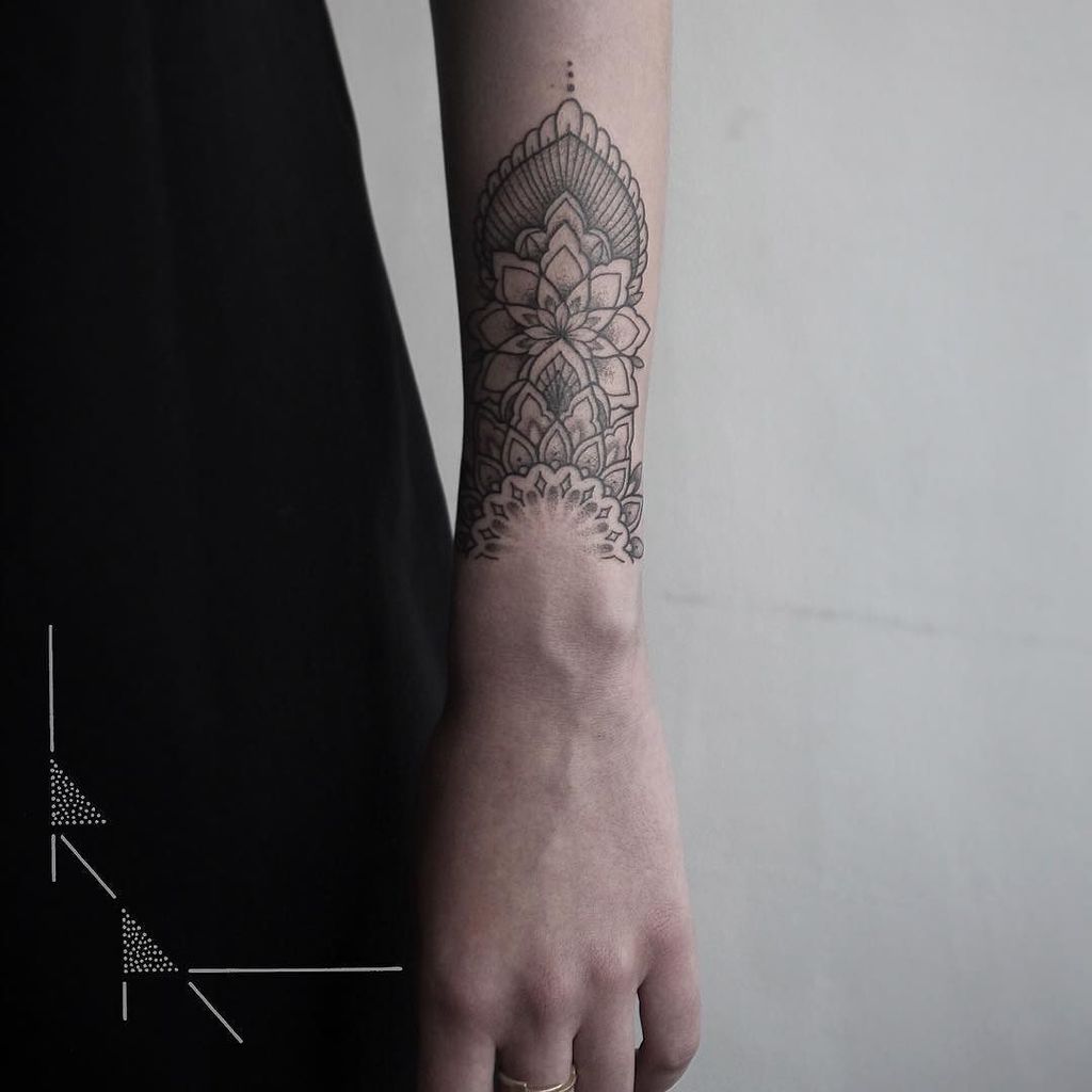 rachainsworthUK's tweet photo. Mehndi mandala piece, part 2 with the lovely @sophievandaniels - Happy Sunday! ➖🌼➖ #rachai… https://t.co/rdGlzKsIVx https://t.co/v8v3oc9N4A