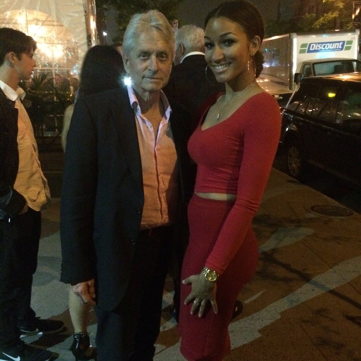 bscenemediainc's tweet photo. Last night #GrandPrix2016 #Formula1 #MichaelDouglas #HaveYouScene ๐ https://t.co/pkA79tA0XW