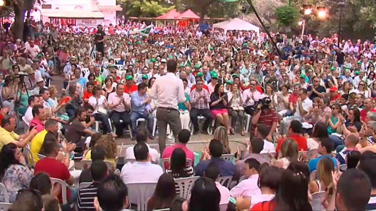 JFrSerrano's tweet photo. Fiesta de la Rosa del @PSOEJAEN con @pacoreyesm @susanadiaz y @micaela_navarro #Siporelcambio #VotaPSOE https://t.co/TCfhDGhUL2