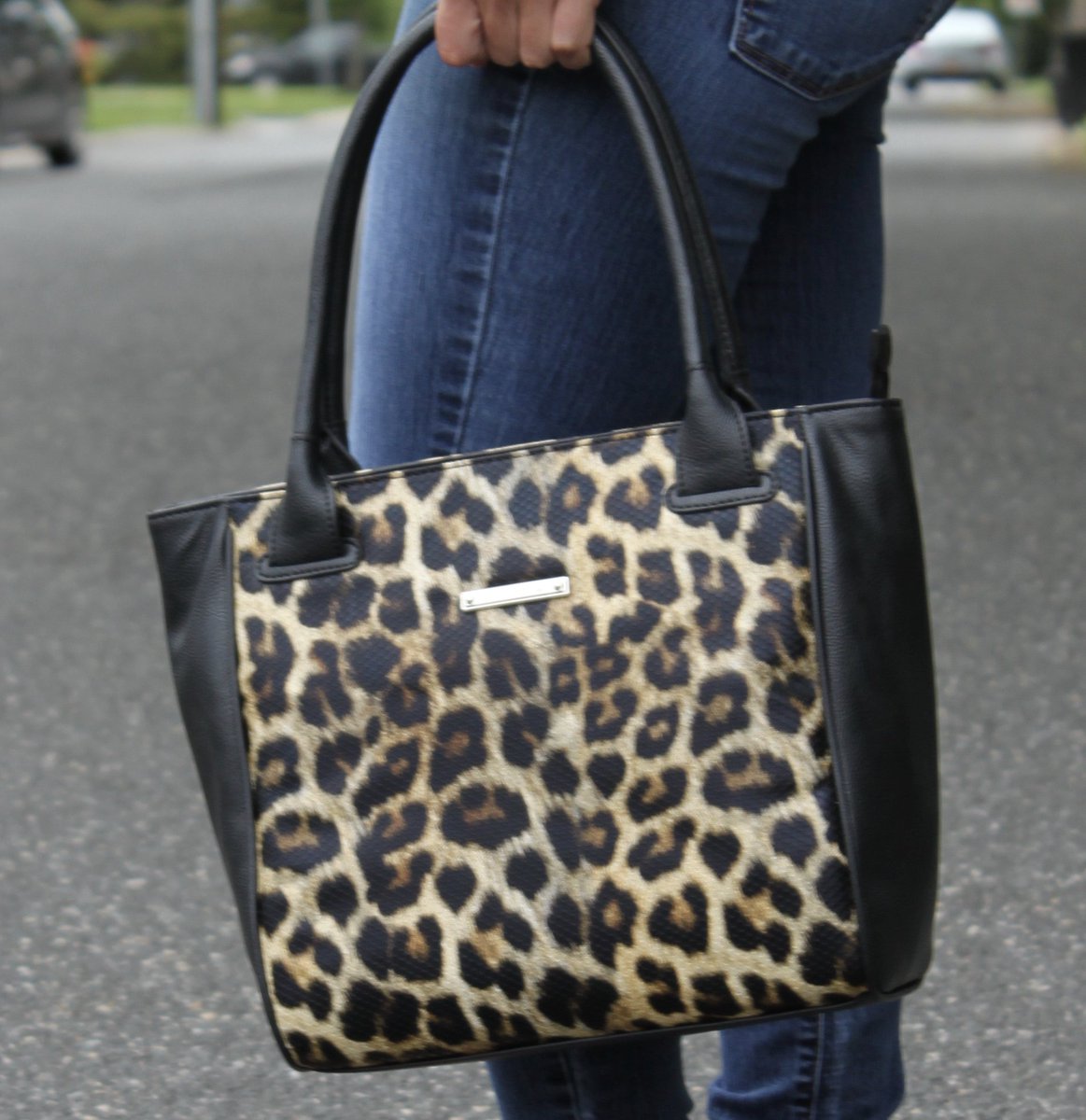 FashFoundation's tweet photo. Make a statement with our Nine West leopard bag [65% off] https://t.co/lA8bjtapKB https://t.co/tqpoWaBjsm