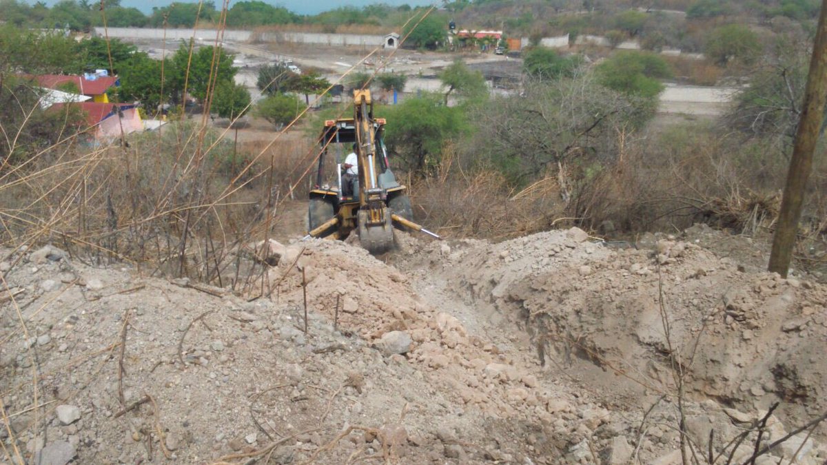 Prolagoteques's tweet photo. Gracias al grupo de futbolistas que apoyaron, gracias al comisariado José basabe y los ejidatarios por el agua. https://t.co/WUmJs5nezb