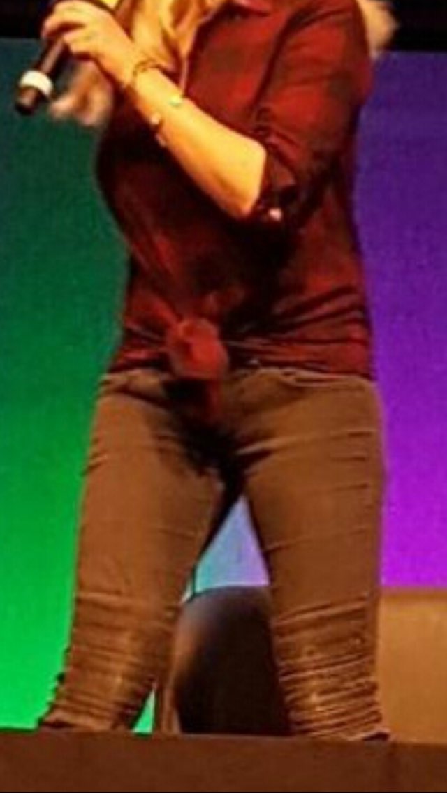 clexa_commander's tweet photo. is she wearing Lexa's pants? does she love her that much https://t.co/xd3fZ852Jh