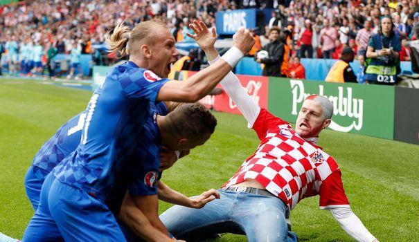 LEXPRESS's tweet photo. Euro 2016: un supporter croate fête le but de Modric avec les joueurs https://t.co/ZmVBt26jkv https://t.co/Rnsi2CjFqv