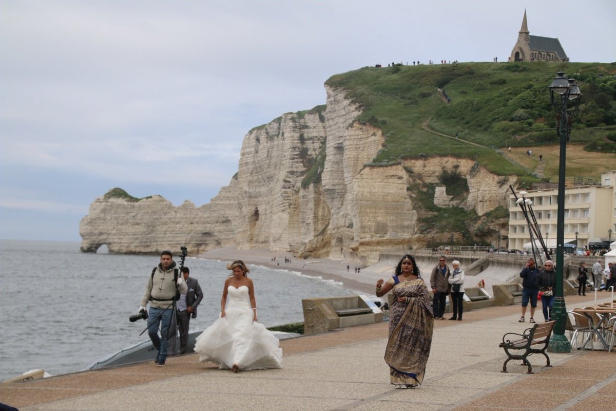 En robe de #mariée d'ici ou d'ailleurs, c'est apparemment à #Etretat qu'il faut faire ses photos de #mariage 😉