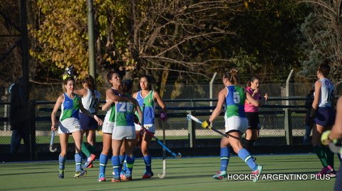 hockeyargplus's tweet photo. Metro Damas A: EN UNA TARDE PERFECTA SAN MARTÍN “A” FESTEJÓ POR TRIPLICADO ▶ https://t.co/mCSlNRxmHk https://t.co/O9gSwD1XlH