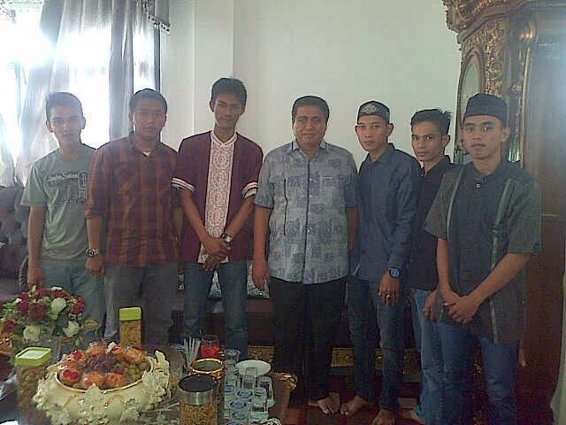 Pengurus HIMSAR Periode 2015-2016 foto Bersama Bapak HBA mantan Gubernur Jambi. Lebaran Idul Fitri Tahun 2015.