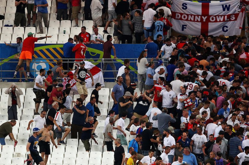 サッカーは野蛮 Euro暴動に落胆の声