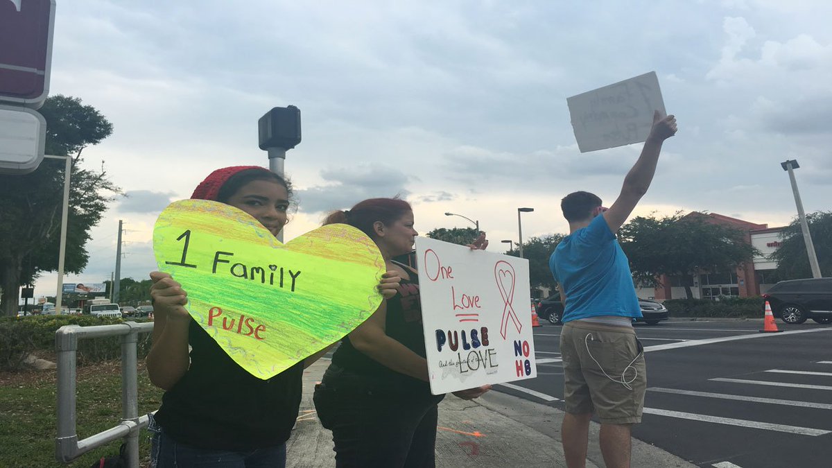 'Orlando Strong' signs pop up near massacre site at Pulse night club bit.ly/25RZwQU?utm_me… https://t.co/IBoWN1tVol