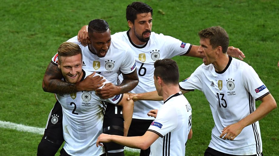 Bundesliga_DE's tweet photo. 🇩🇪 AUFTAKTSIEG 🇩🇪 Das @DFB_Team besiegt die Ukraine zum Start in die #EURO2016 2:0. #GERUKR https://t.co/4vgdo8TdVJ https://t.co/ibgqzPpjPN