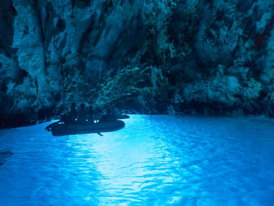 Haimos_Emotions's tweet photo. Dobar dan!, Bonjour ! :-) @fredfunradio voila Modra špilja (grotte bleue) et le parc de krka https://t.co/AjE0xr4iG2 https://t.co/4X7gvtO8SE
