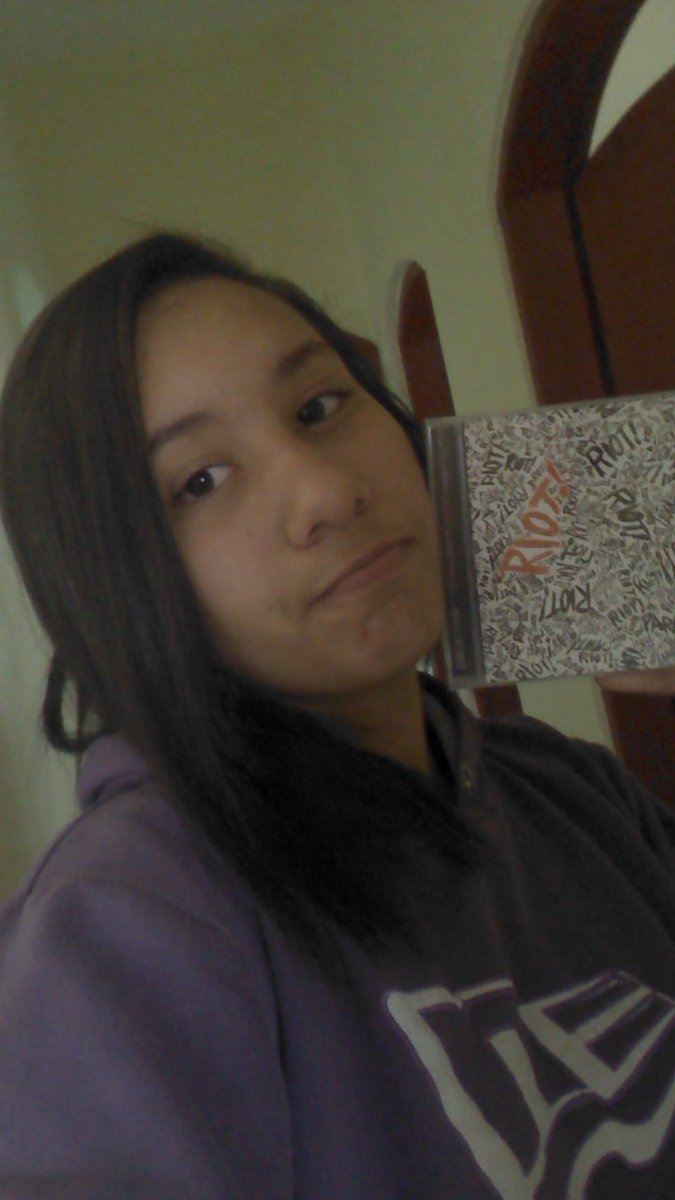 paramoreSAC's tweet image. eu e meu namorado #9YearsOfRIOT