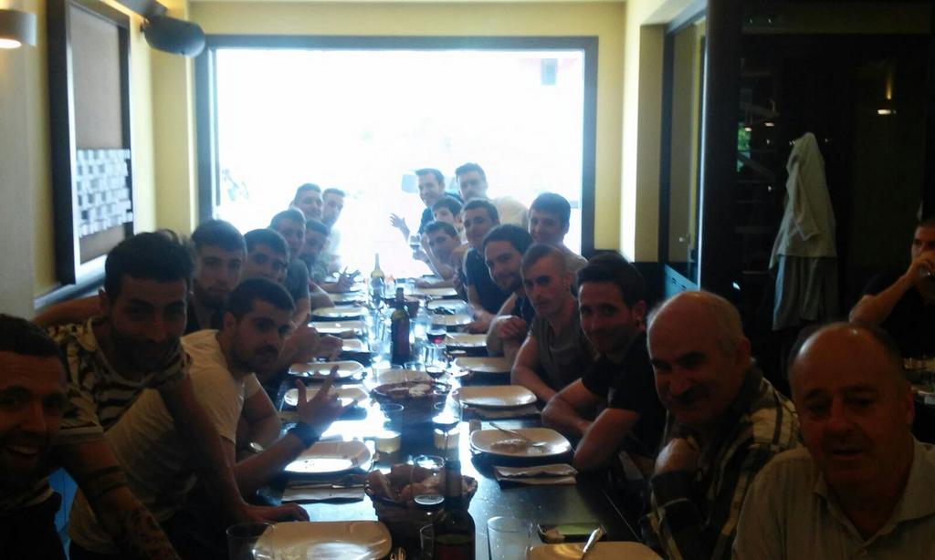 BetiKozkorKE's tweet photo. La plantilla del autonómica despidió la temporada con una comida junto a la directiva. Merecidas vacaciones https://t.co/jFA3PzeUeJ