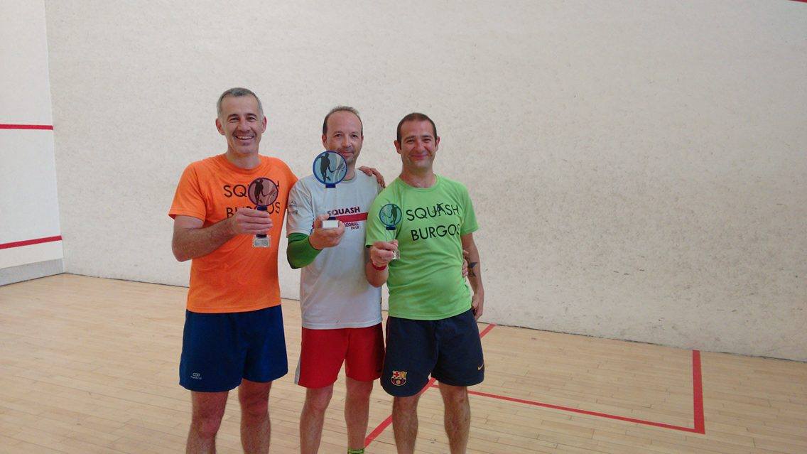 Ayer nos despedimos con una gran mañana de Squash:

Campeón: CHUCHI
2º puesto: GERMÁN
3º puesto: ÓSCAR

FELIZ VERANO