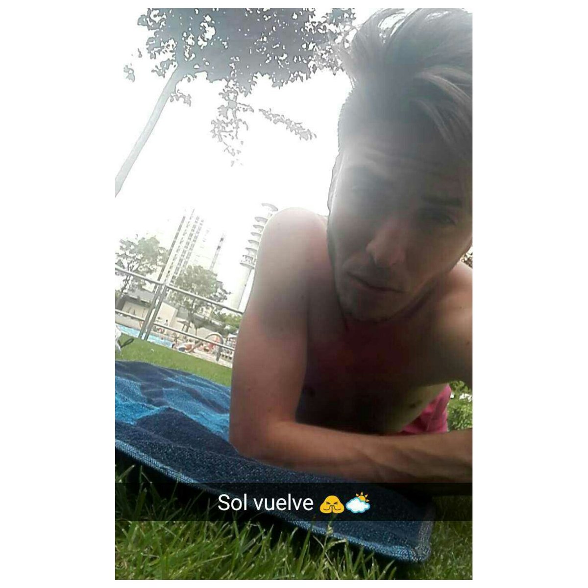 16joselu's tweet photo. yo tan hecho polvo y tú con ese polvazo, yo con estas ojeras y tú con esos ojazos... https://t.co/x0PR01MnKw