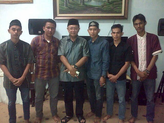 Pengurus HIMSAR Jambi Periode 2015-2016 foto bersama Bapak Bupati Sarolangun Drs. H. Cek Endra. Idul Fitri 2015.
