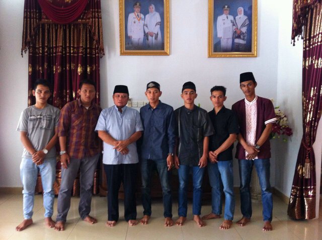 Pengurus HIMSAR Periode 2015-2016 Foto bersama Bapak Wakil Bupati Sarolangun Drs. H. Fahrul Rozi. idul fitri 2015