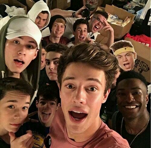 ythmnds's tweet photo. #COMETOBUDAPESTMAGCON @camerondallas @AaronCarpenter @HunterRowland @BrandonRowland @BlakeGray @jacobsartorius β€β€ https://t.co/Z7I5vcm4zY