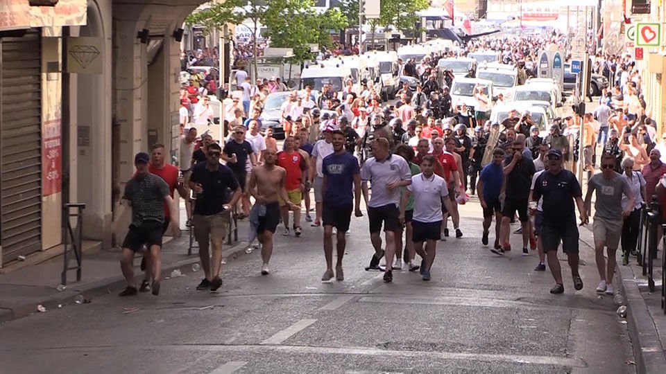 Почему в марселе опасно гулять ночью. Драка с англичанами в марселе. Драка в марселе евро-2016. Драки с полицией во франции. Почему в марселе опасно гулять ночью.