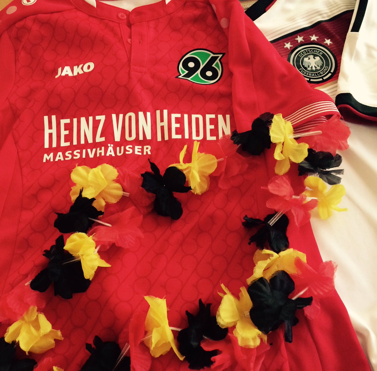 Noch eine Stunde, dann ➡️ #JederFuerJeden und zwar #NiemalsAllein ⚫️⚪️💚 ⚽️✌🏻#H96 #GERUKR #EURO2016 #GER <a href="/DFB_Team/">DFB-Team</a>