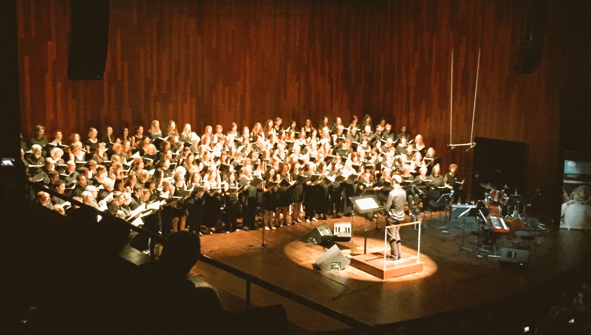 bcnmetropolitan's tweet photo. Enjoying Sunday evening with the #BarcelonaEnglishChoir @lauditori in aid for #ArtTransforma https://t.co/Nxw4E7eE8I