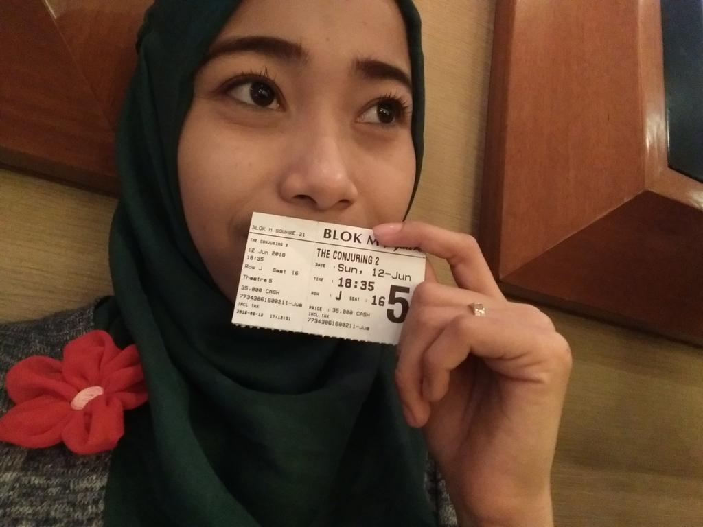 charizma_runy's tweet photo. Jangan lupa nonton the conjuring 2 yaahh seru, tegang, &amp; ngakak... Wkwkwk https://t.co/T0fBxIic8E