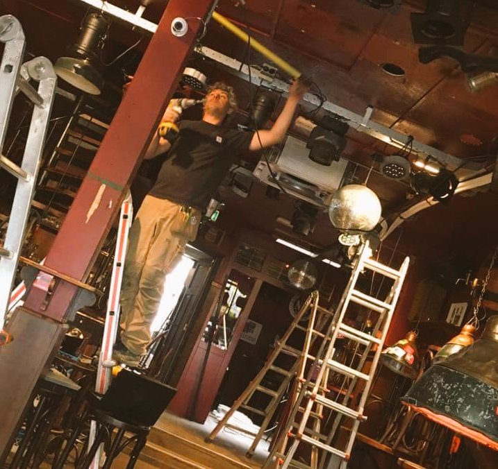 We plaatsen vandaag nieuwe airco's en zijn daarom een avond gesloten. Vanaf morgen weer dansjes in een cool Bascafé!