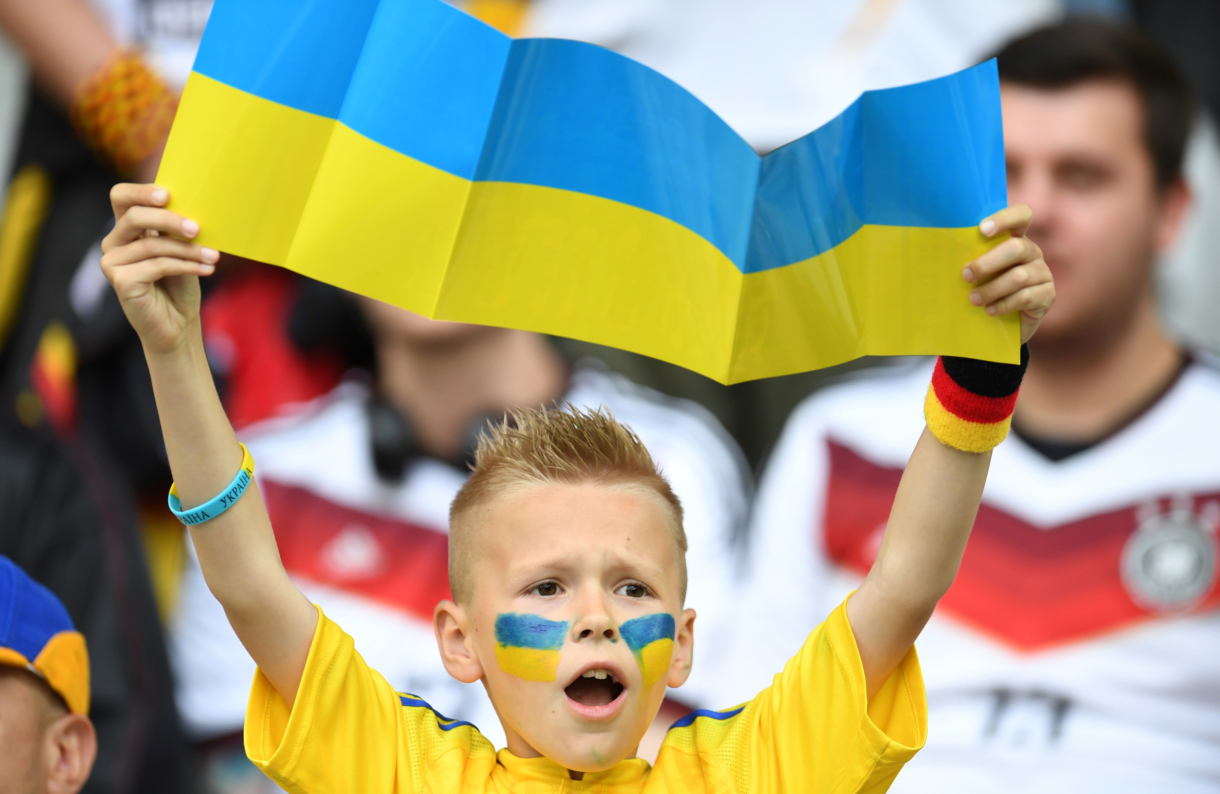 Дети с украинским флагом