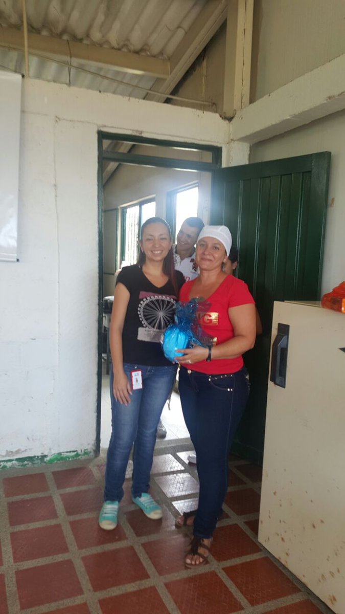 erumzls's tweet photo. En el Día del Campesino personal de @erumzls acompaña a los habitantes del Alto del Zarzo #EsUnHecho @jcardonaleon https://t.co/1l1ubg0Qfo