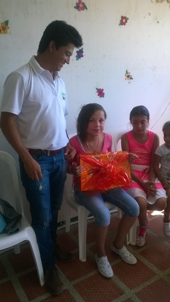 erumzls's tweet photo. En el Día del Campesino personal de @erumzls acompaña a los habitantes del Alto del Zarzo #EsUnHecho @jcardonaleon https://t.co/1l1ubg0Qfo