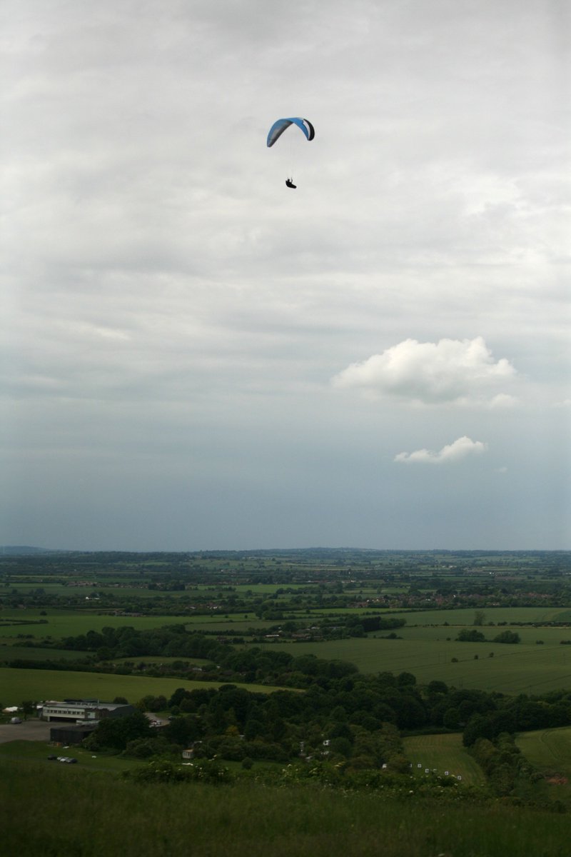 RJHarle's tweet photo. #Paraglider over the #DunstableDowns #DownsPhoto https://t.co/ojlmltQcqD