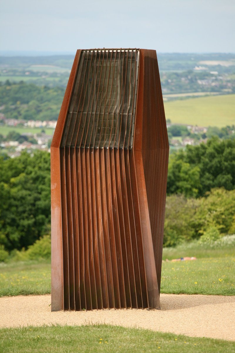 RJHarle's tweet photo. Kite-flying plus whatever this thing is #DownsPhoto #DunstableDowns https://t.co/wLUu5Z5VtP