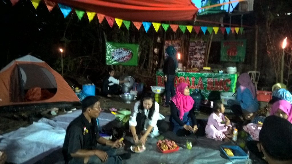 rayapsemar1's tweet photo. Anak anak begitu ceria mengikuti buka puasa di Alam terbuka https://t.co/i1ETb5SSpf