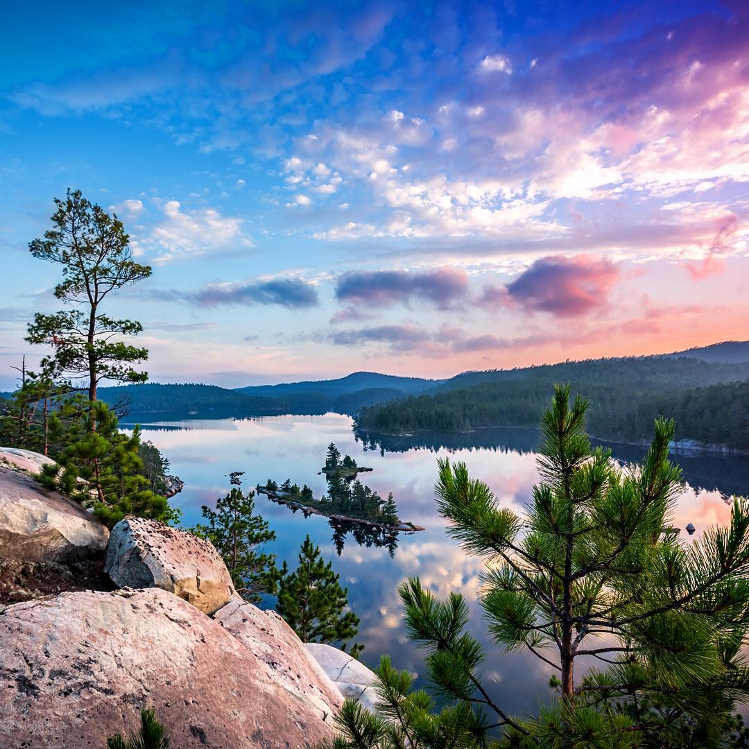 ExploreCanada's tweet photo. We could easily spend the rest of the day by Lake Wolf, you?  @RobNelson4 🙏 #DiscoverON #ExploreCanada https://t.co/pxnrUtM5oD