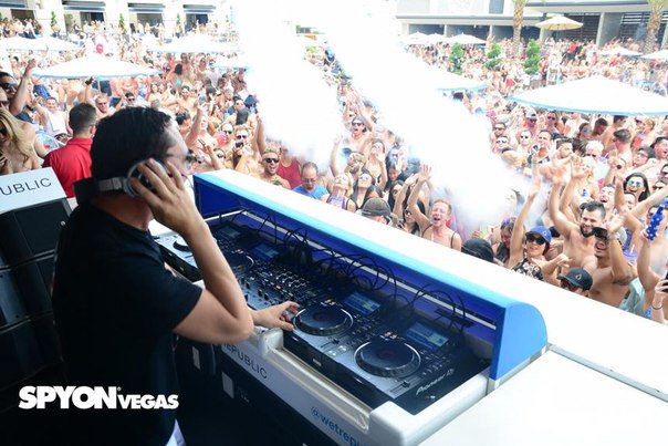 juraeva_alina's tweet photo. Amazing shot @Tiesto at #WetRepublic! #UltraPool #LasVegas #RepublicOfTiёsto https://t.co/7RmC3JAOw2