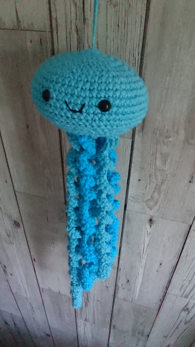 Dempsey1201's tweet photo. @HandmadeHour #handmadehour cheeky crocheted Jellyfish. ☺ https://t.co/5HopargLus