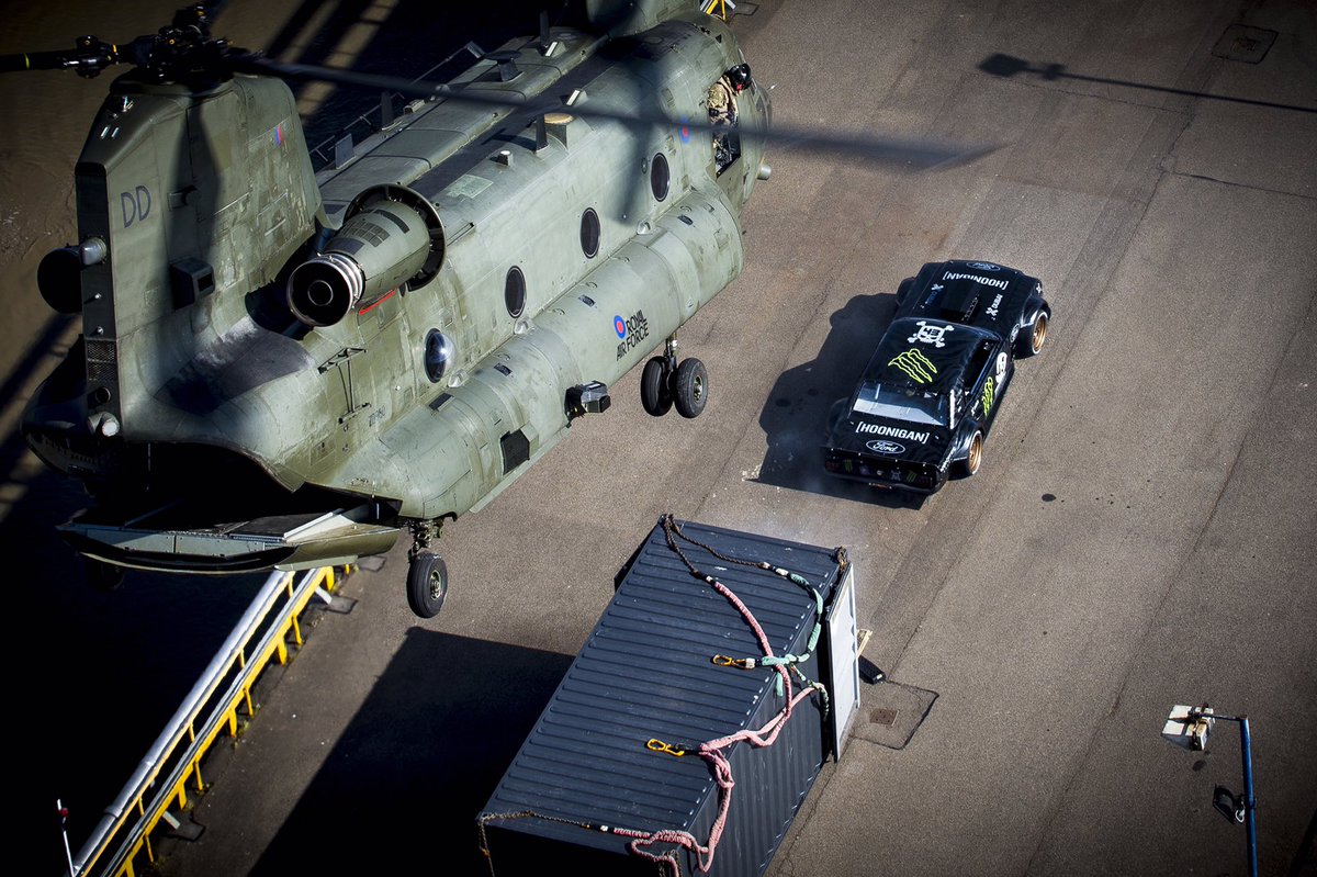 RoyalAirForce's tweet image. See @RAF_Odiham Chinook heavy lift on @BBC_TopGear tonight w/ @Matt_LeBlanc &amp;amp; @kblock43 m.facebook.com/story.php?stor…