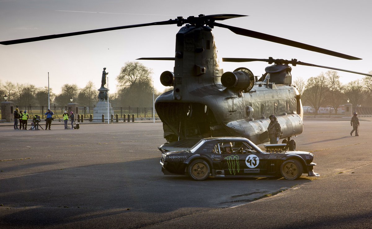 RoyalAirForce's tweet image. See @RAF_Odiham Chinook heavy lift on @BBC_TopGear tonight w/ @Matt_LeBlanc &amp;amp; @kblock43 m.facebook.com/story.php?stor…