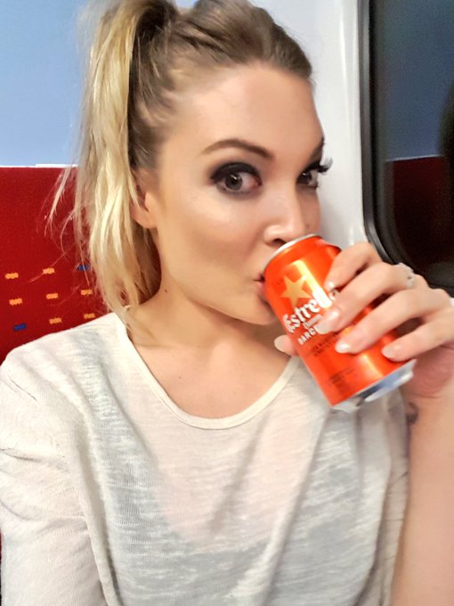 I am officially on holiday! Yaaaay! ✈☉🌊 https://t.co/Ndi4wE6t0z