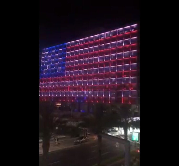 julienbahloul's tweet photo. La mairie de #TelAviv éclairée aux couleurs du drapeau américain, israélien et gay. #Orlando. https://t.co/avPuJ3DUGD