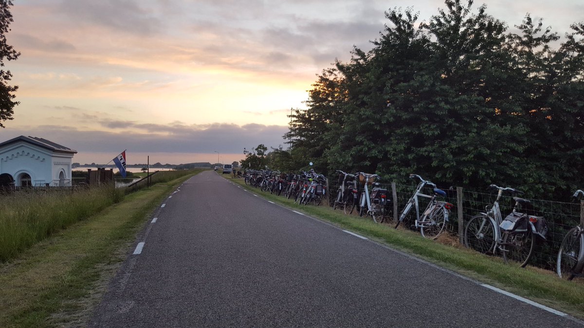 De foto's van de Zomeravondwandeling en -bijeenkomst staan op de website: denoudendijk.nl