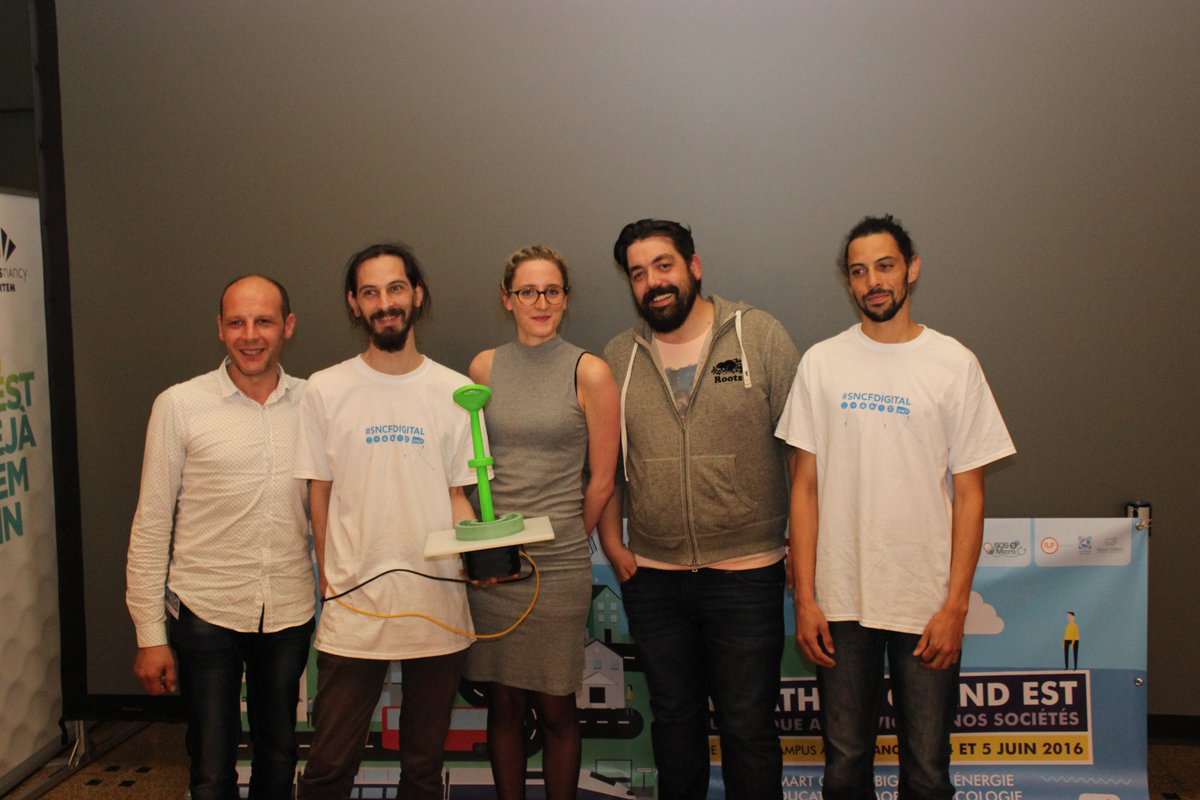 BulbFiction_'s tweet photo. #throwback début d'une folle aventure ! #SmartCity C'est le prototype qu'il faut regarder, pas nous ! #SmartLiving https://t.co/SfwBpIUV5s