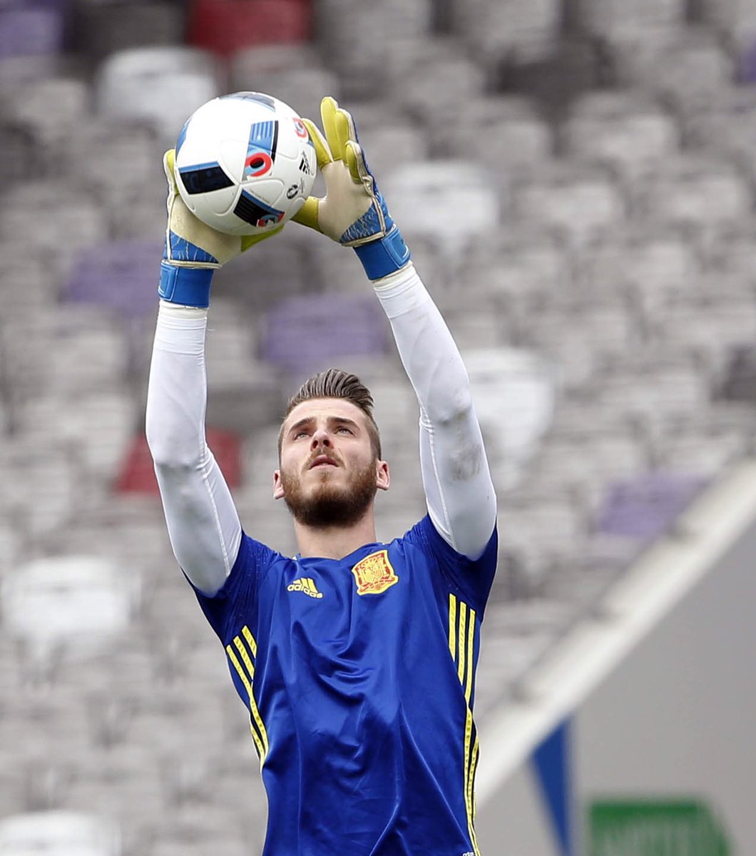 D_DeGea's tweet photo. Tomorrow we debut in the #Euro2016 We'll fight to stay as long as possible 😄🇪🇸💪🏻 C'mon Spain!! https://t.co/9xPijC5uWM