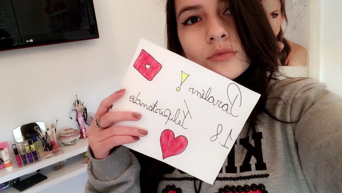 fcfelipistando's tweet photo. quem adivinhar oque está escrito ganha um pirulito 

#felipistando18anosmilgrau https://t.co/jsaZkPj44w