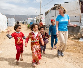 Karin bezoekt kinderen vluchtelingenkamp Libanon, "ze weten gelukkig nog wat lol trappen is" unicef.nl/nieuws/bericht…