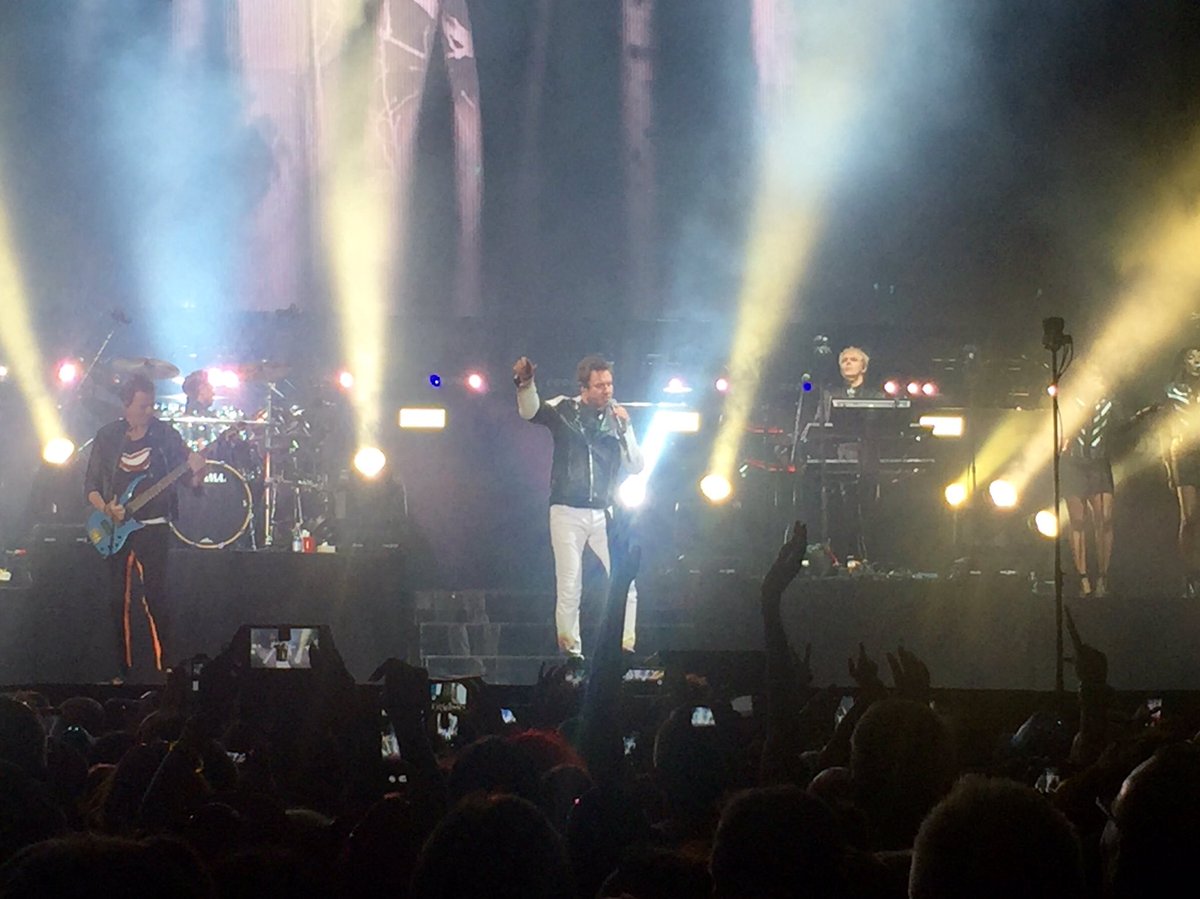 angela_roveda's tweet image. Più o meno 30 anni fa si marinava la scuola per essere i primi a San Siro. Eccoci qui @duranduran #liveinMilan