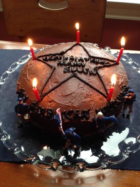 BSails_18's tweet photo. It's my Mom's birthday and while she couldn't get tickets to the show, my stepdad made her a Hamilcake😍 @Lin_Manuel https://t.co/4yfKRWurYU