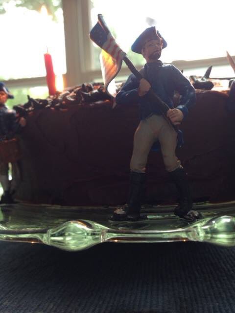 BSails_18's tweet photo. It's my Mom's birthday and while she couldn't get tickets to the show, my stepdad made her a Hamilcake😍 @Lin_Manuel https://t.co/4yfKRWurYU