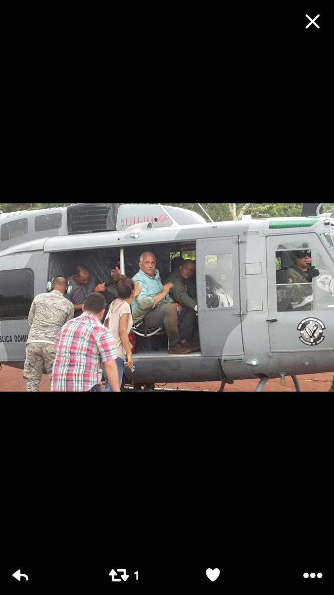 Momento en que es trasladado el Ministro de Deporte luego del accidente aéreo que dejó una víctima Fatal.